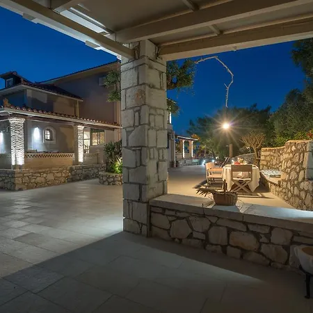 Villa Tierra Verde, Luxury Retreat With 3 Acres Lush Garden
