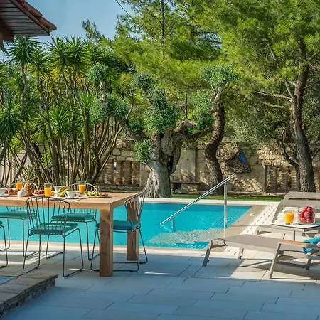 Tierra Verde, Luxury Retreat With 3 Acres Lush Garden