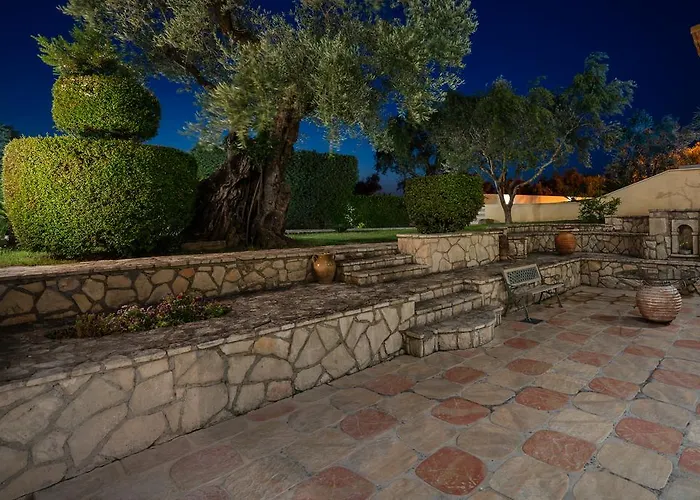 Tierra Verde, Luxury Retreat With 3 Acres Lush Garden