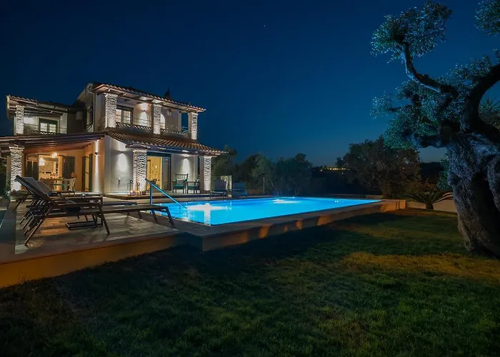 Tierra Verde, Luxury Retreat With 3 Acres Lush Garden