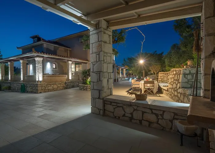Villa Tierra Verde, Luxury Retreat With 3 Acres Lush Garden