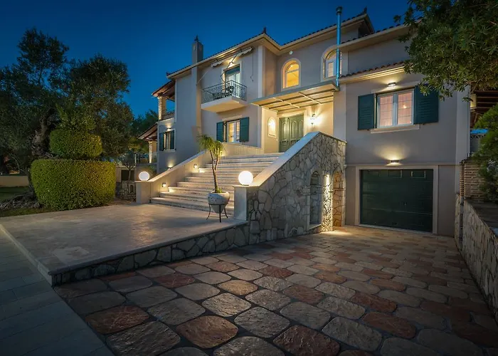 Tierra Verde, Luxury Retreat With 3 Acres Lush Garden