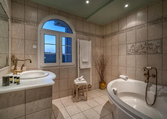 Villa Tierra Verde, Luxury Retreat With 3 Acres Lush Garden