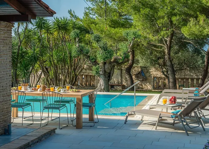 Tierra Verde, Luxury Retreat With 3 Acres Lush Garden
