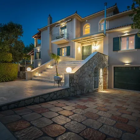 Tierra Verde, Luxury Retreat With 3 Acres Lush Garden